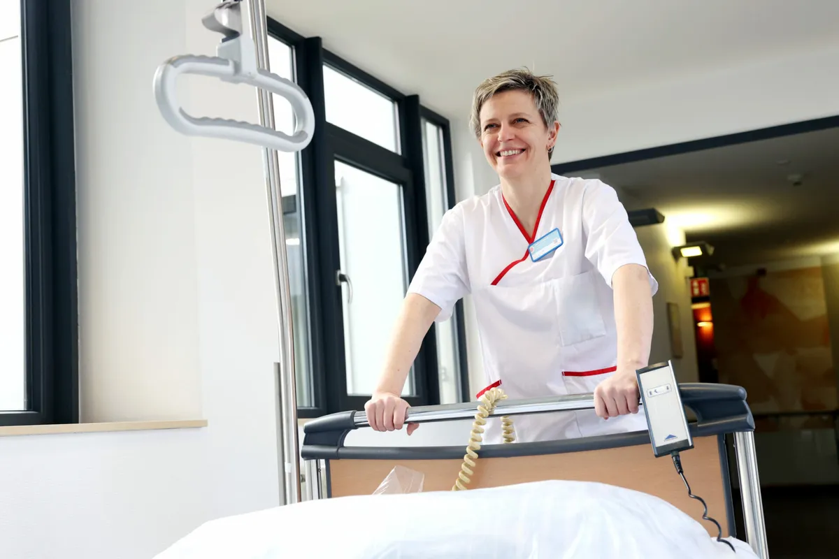 Pflegekraft bei der Arbeit im Clementinenhaus